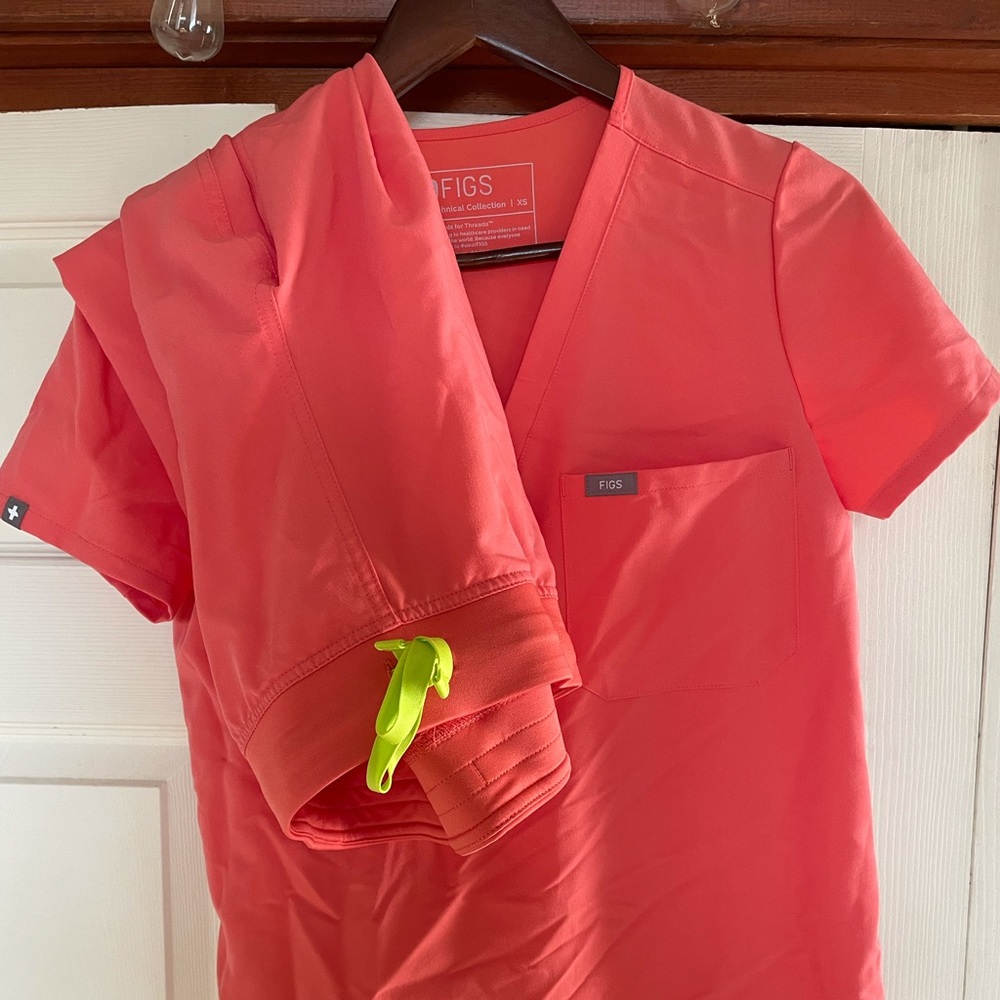 Figs coral scrubs